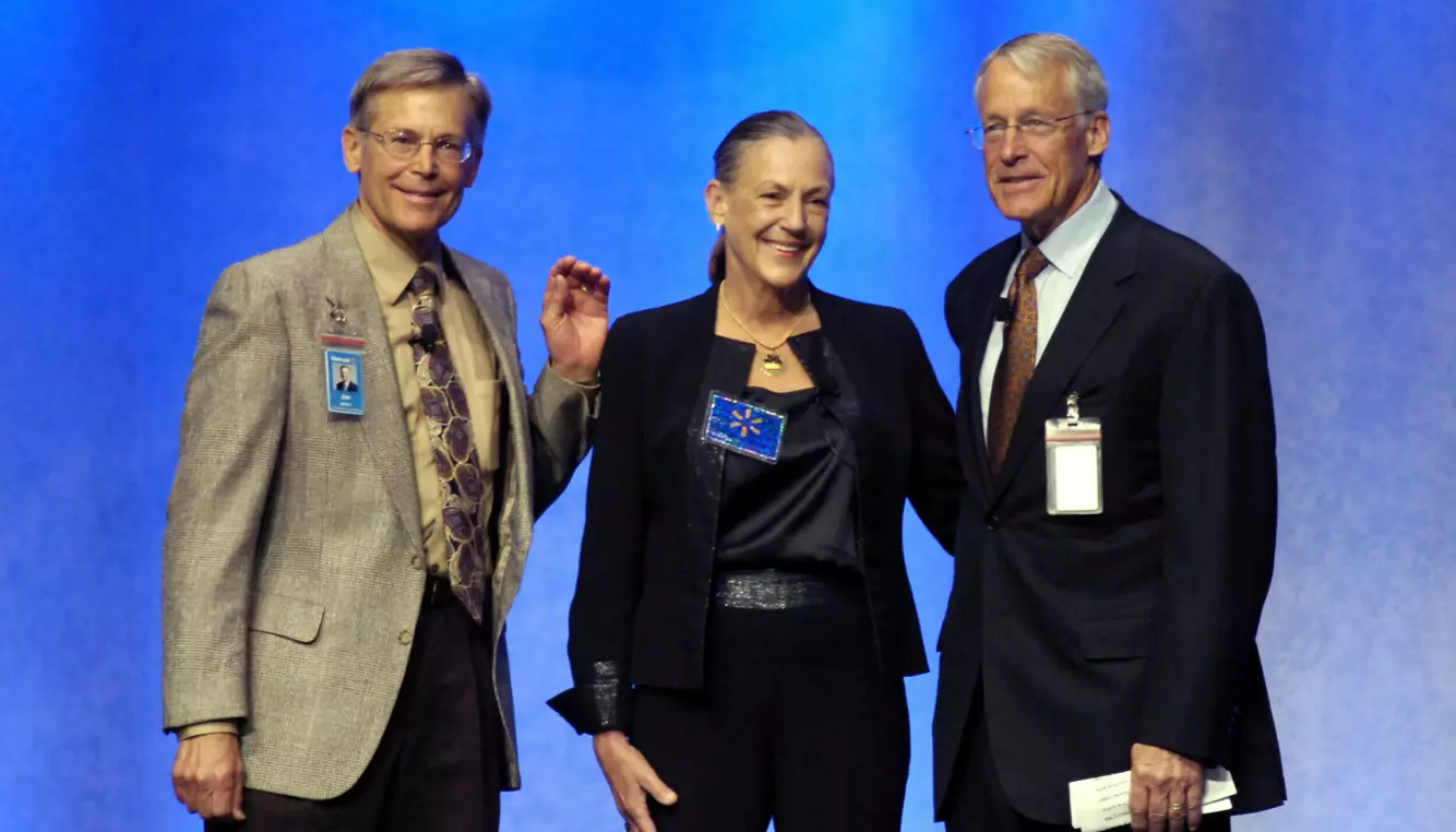ARVINGER: Jim, Alice og Rob Walton sitter i dag med en gigantformue. Det har imidlertid kostet sitt. Foto: April L. Brown / AP Photo / NTB