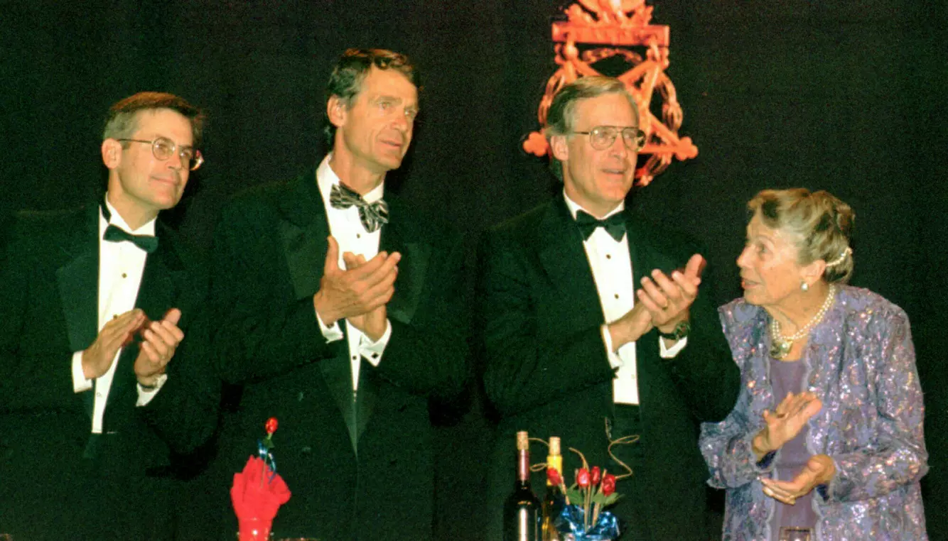 FLYULYKKE: John Walton (i midten) omkom i en flyulykke i 2005. Her i 1997 med brødrene Jim og Rob, samt mora Helen. Foto: Spencer Tirey / AP Photo / NTB