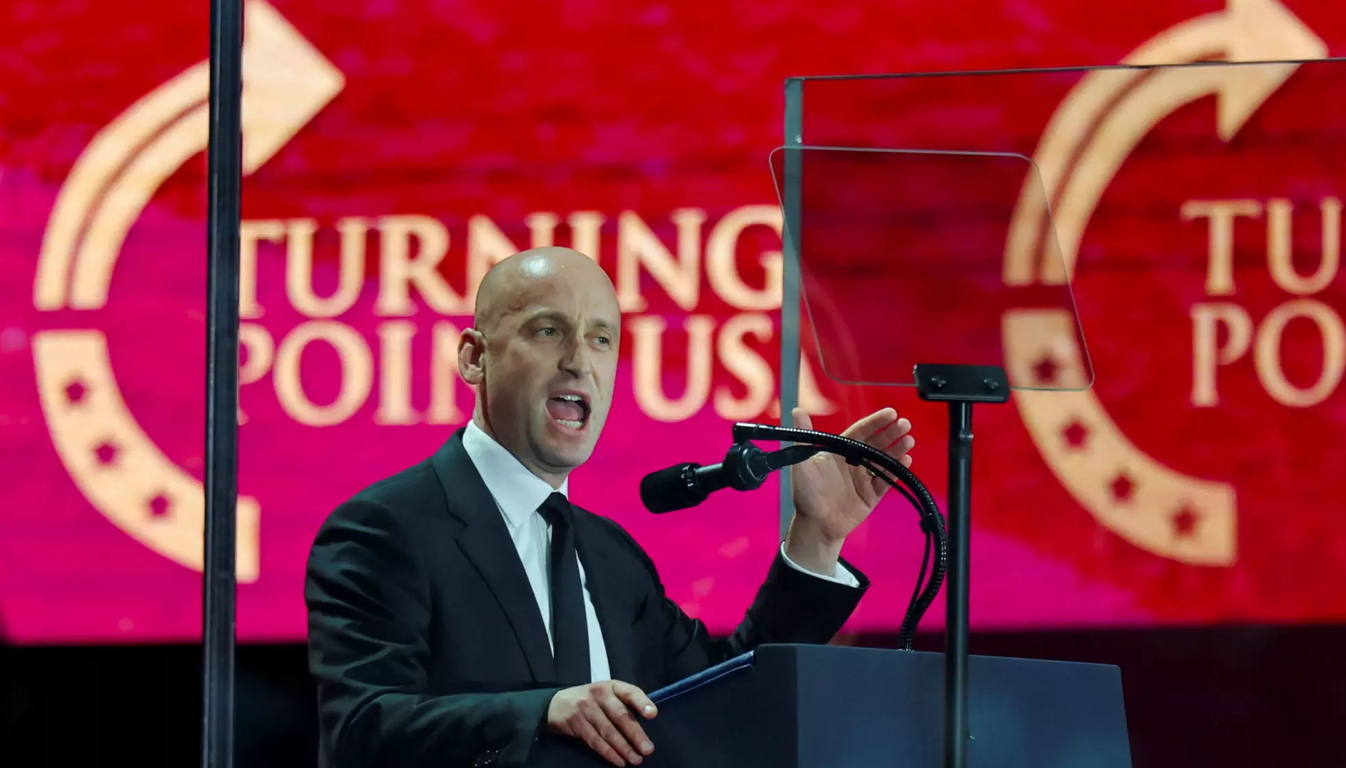 RASENDE: Stephen Miller taler under Charlie Kirks minneseremoni i Glendale i Arizona 21. september i 2025. Foto: Daniel Cole / Reuters / NTB