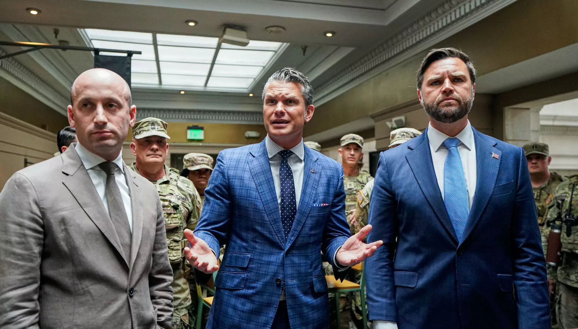 MED NASJONALGARDEN: Miller (f.v.), forsvarsminister Pete Hegseth og visepresident JD Vance med medlemmer av Nasjonalgarden, etter at de ble utplassert i Washington, DC 20. august i fjor. Foto: Al Drago / AFP / NTB