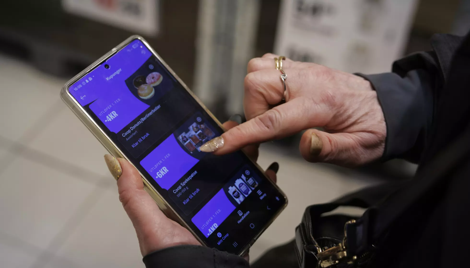 RABATT: Linda passer alltid på å sjekke og aktivere kupongene fra Coop. De tar ofte utgangspunkt i varer man pleier å kjøpe. Foto: Lars Eivind Bones / Dagbladet