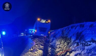 Bussulykke, E10 | Bussulykke med skoleelever på E10 i Flakstad