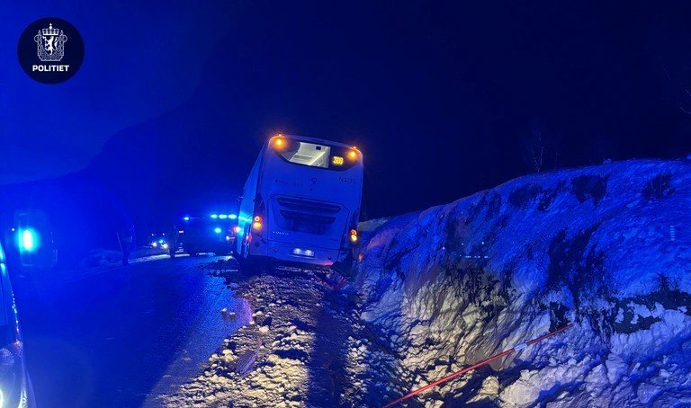 Bussulykke, E10 | Bussulykke med skoleelever på E10 i Flakstad