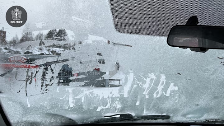 Kvinne kjørte med isete frontrute – mistet lappen