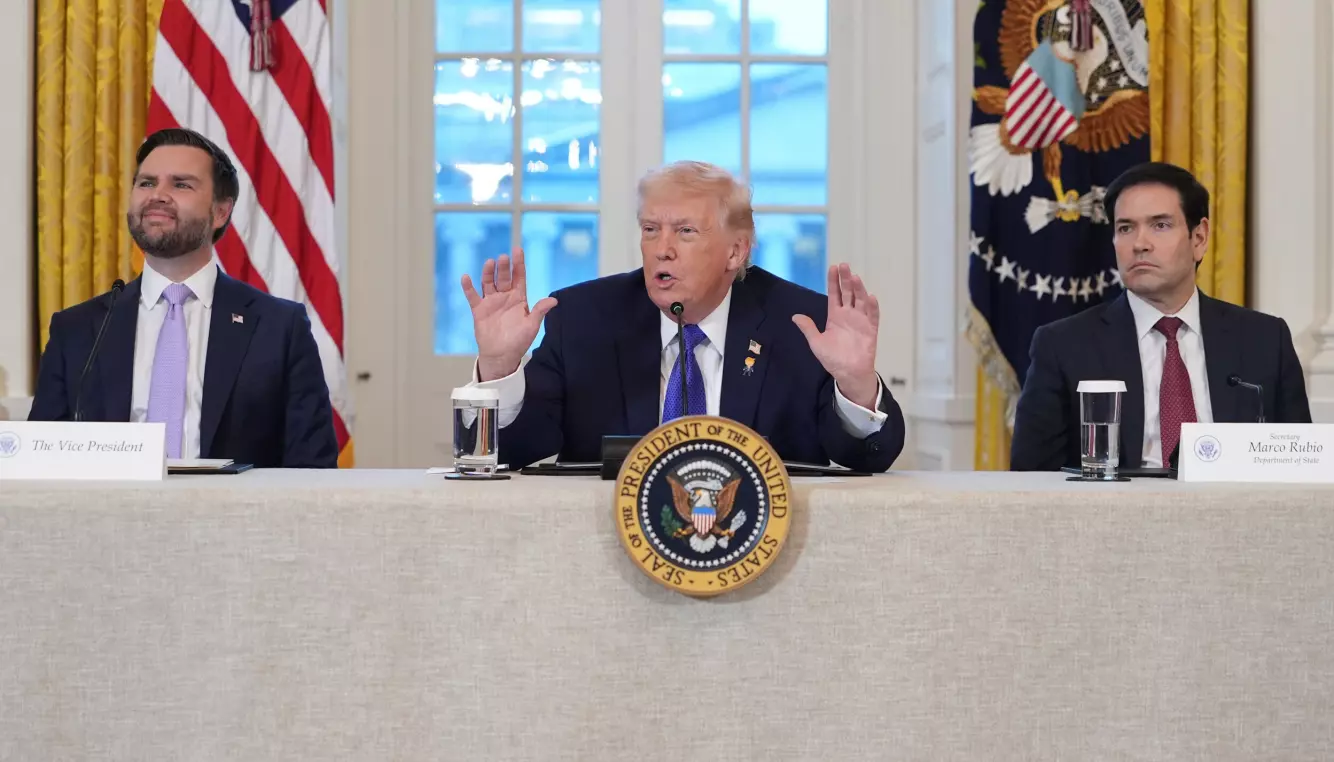 TREKLØVER: Visepresident J.D Vance, president Donald Trump og utenriksminister Marco Rubio, her på en et møte om olje i Det hvite hus. Foto: Evan Vucci / AP / NTB