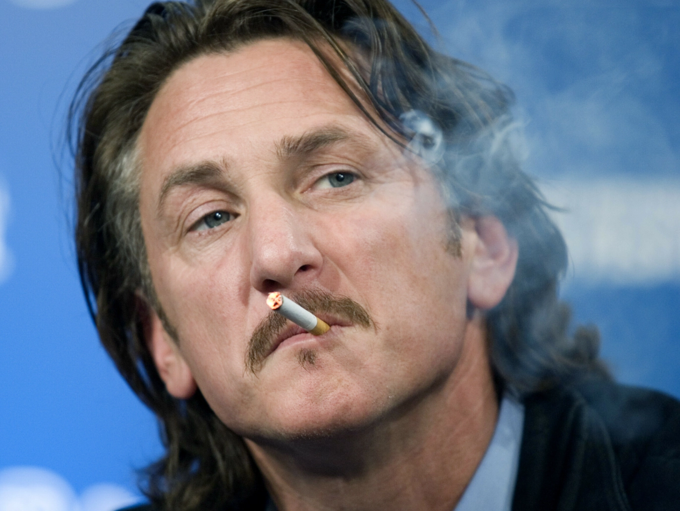 IKKE FREMMED: Sean Penn har ikke vært fremmed for å fyre opp en sigarett på den røde løperen. Her avbildet under filmfestivalen i Toronto i 2006. Foto: Adrian Wyld / AP / NTB