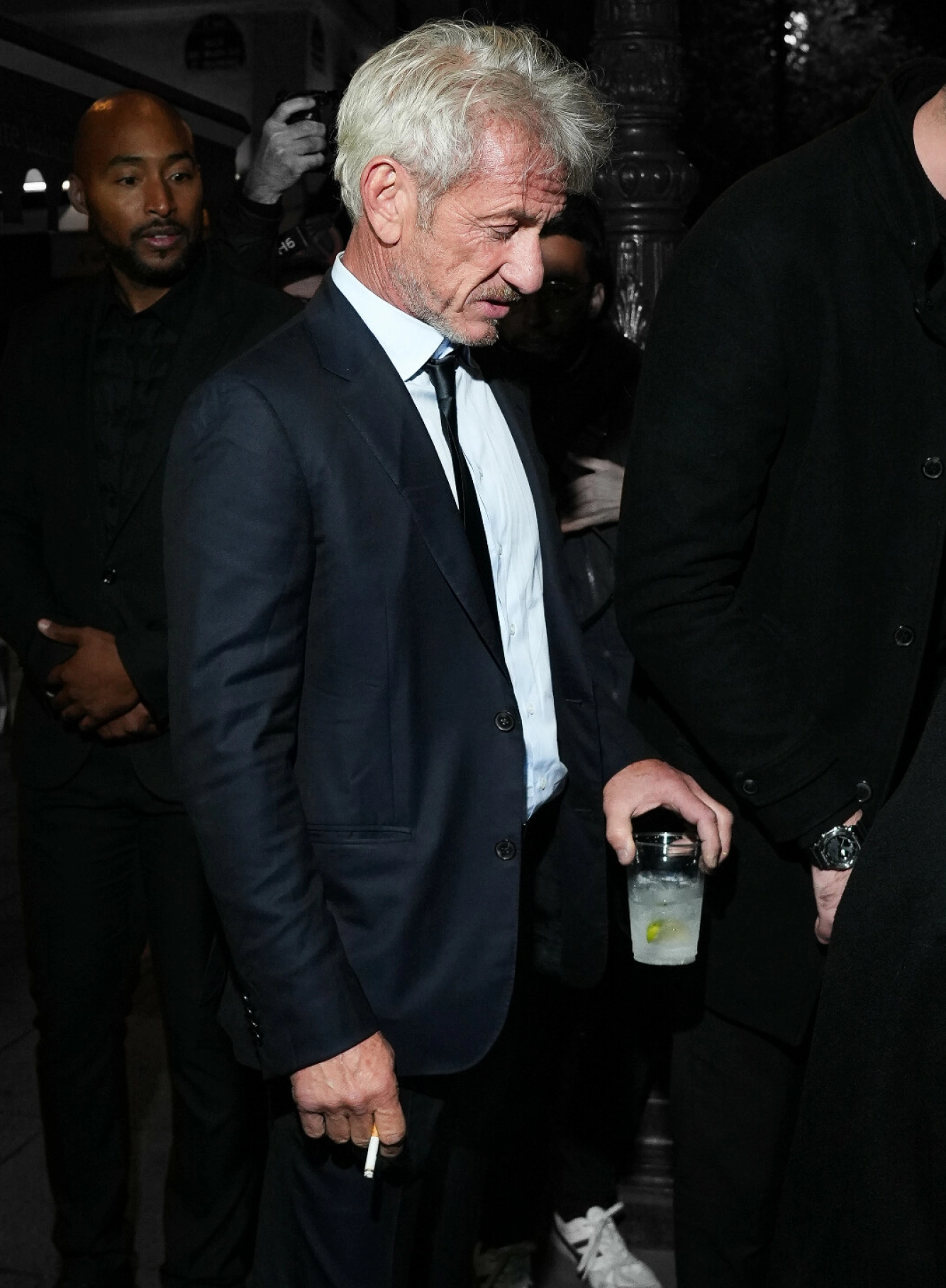 DUKKET OPP: Sean Penn avbildet med en sigarett og en drink under moteuken i Paris i 2025. Foto: Aissaoui Nacer / SplashNews.com / NTB