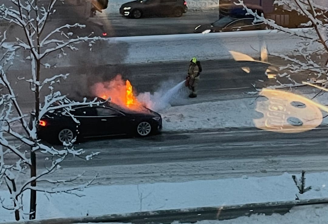 Tesla-brann på E18 ved Slependen