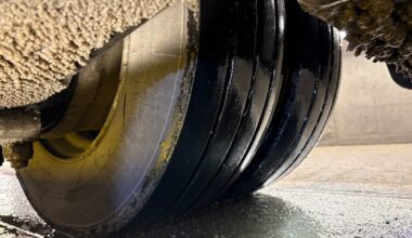 Tesla-trailer med 8 sommerdekk på glatta