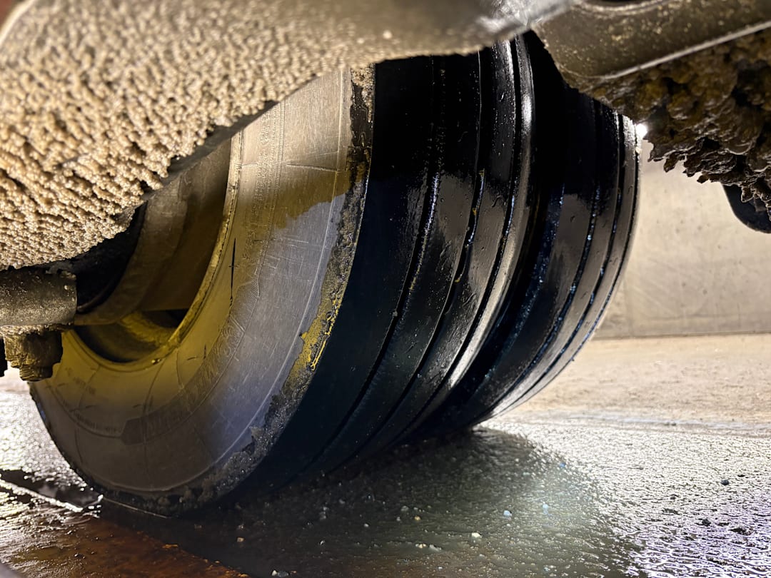 Tesla-trailer med 8 sommerdekk på glatta