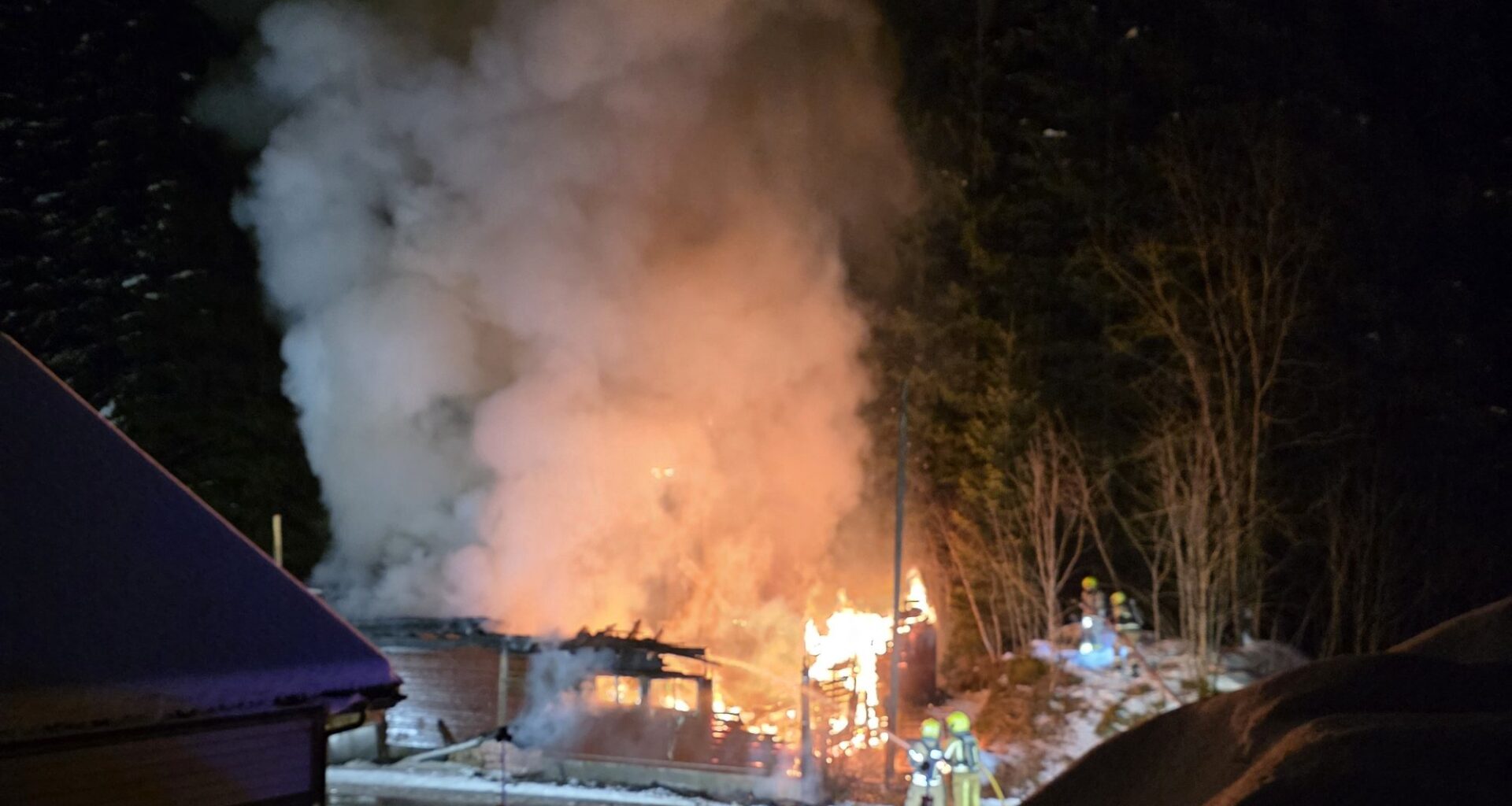 Brann, Ullensvang | Brann i trebygning: – Bygget er nedbrent