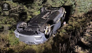 Bilen lå på taket – føreren stakk fra stedt