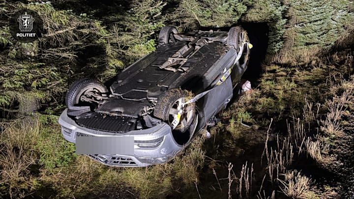 Bilen lå på taket – føreren stakk fra stedt