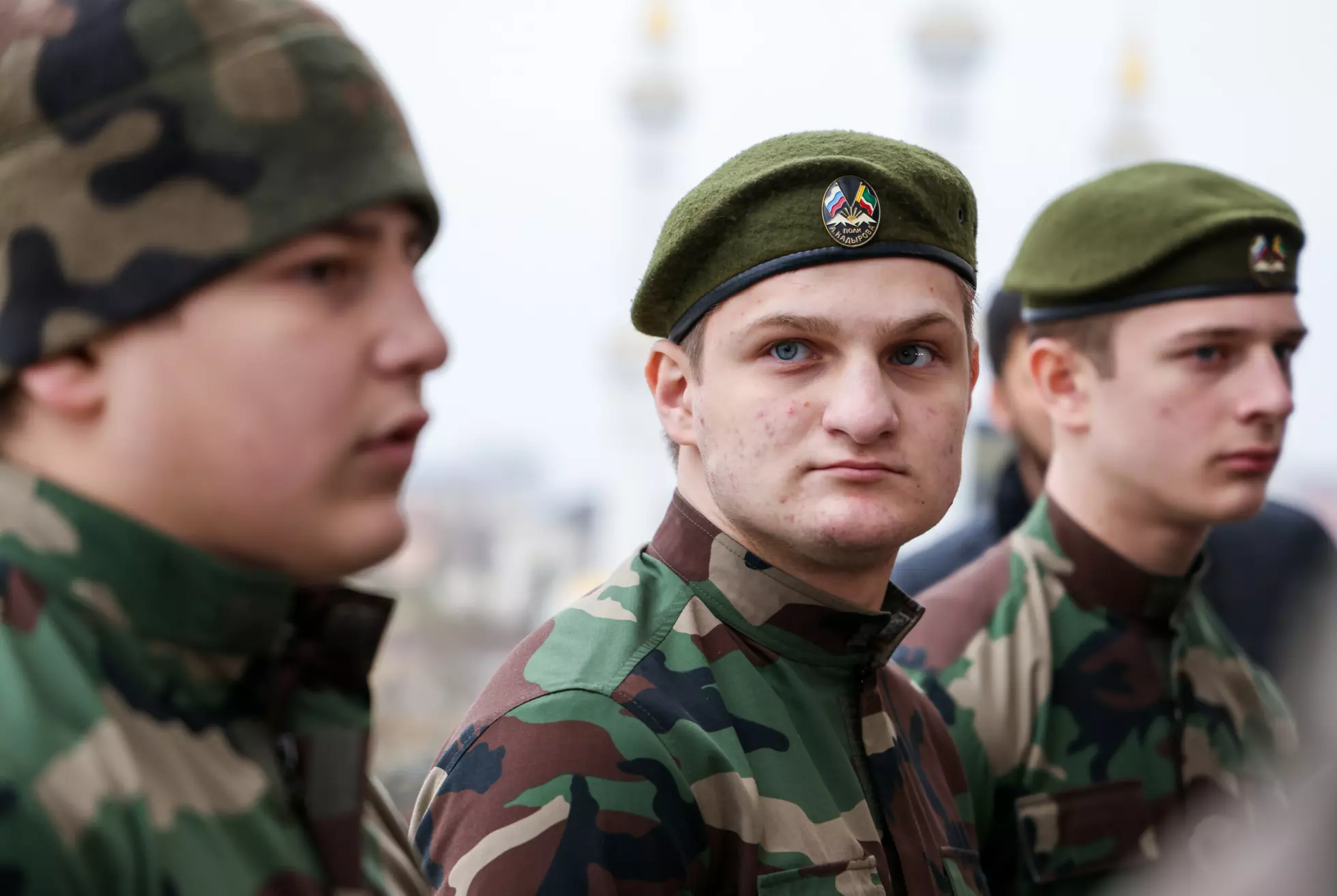 TRUER ZELENSKYJ: To av Ramzan Kadyrovs sønner la begge ut trusselmeldinger mot Ukrainas president Volodymyr Zelenskyj med én dags mellomrom. Begge nevnes som potensielle etterfølgere for faren. Her med mellomste bror Zelimkhan. Fra venstre: Adam (18), Akhmat (20) og Zelimkhan (19). Foto: Tass