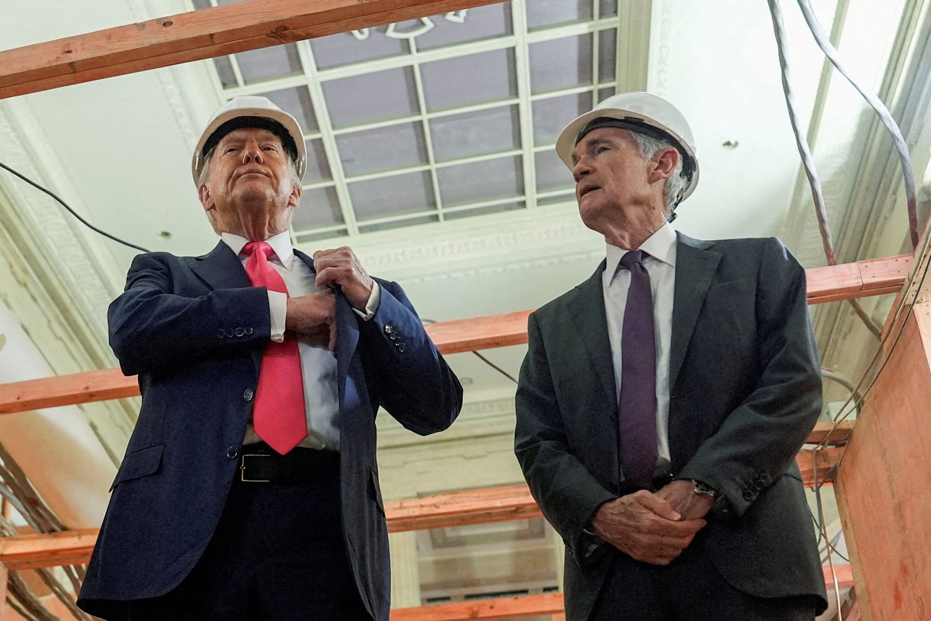 IKKE BESTEVENNER: President Donald Trump fikk i fjor en omvisning av sentralbanksjef Jerome Powell. Oppussingen av sentralbanken er påskuddet for etterforskningen som nå er igangsatt. 