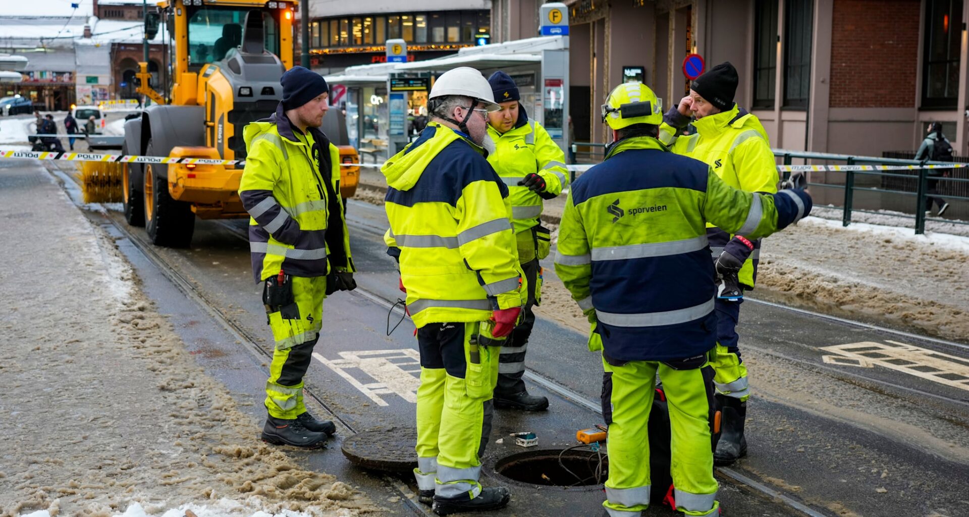 Det er stopp i trikketrafikken ved Oslo S etter at en hund fikk støt.