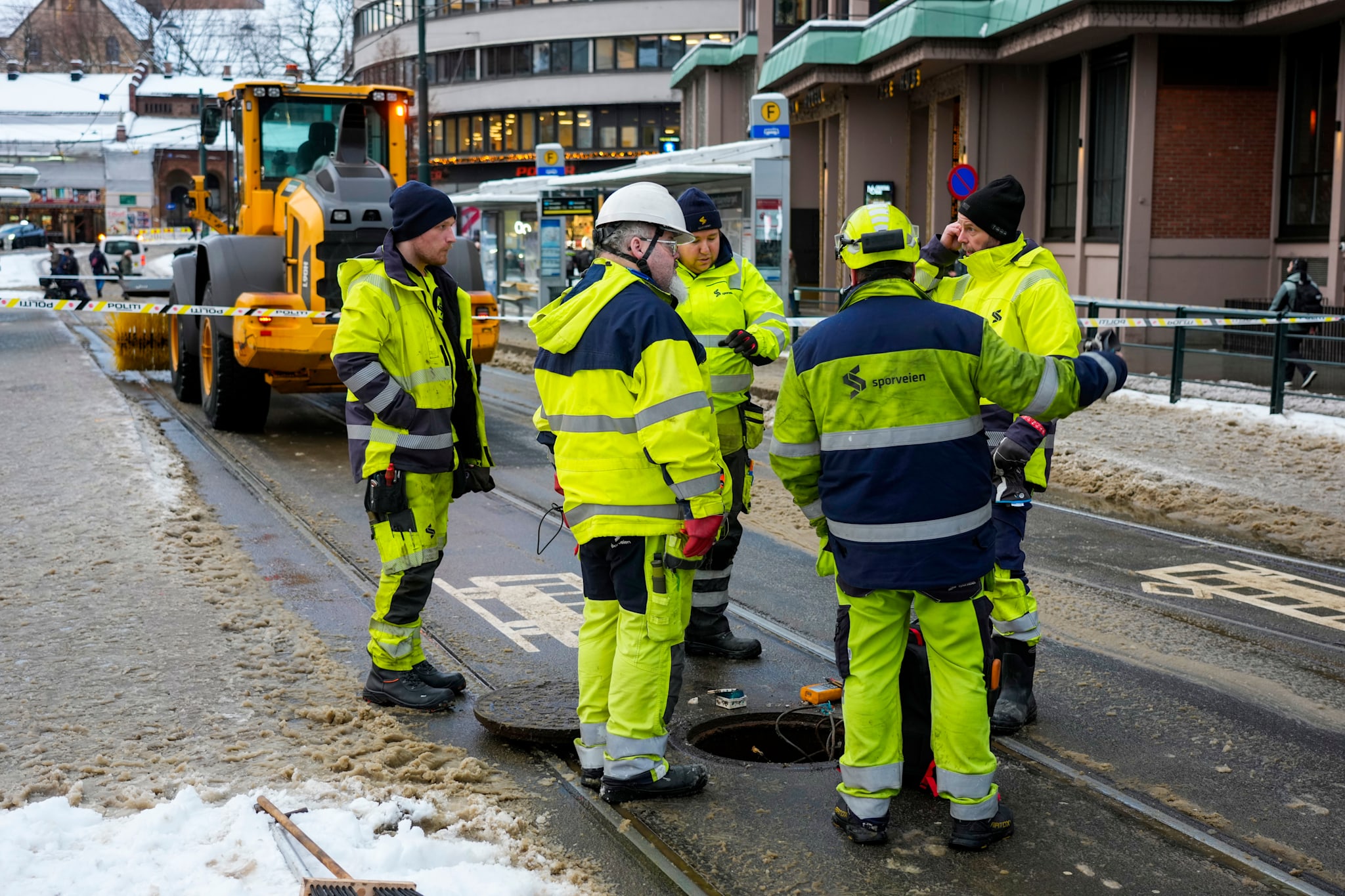 Det er stopp i trikketrafikken ved Oslo S etter at en hund fikk støt. 