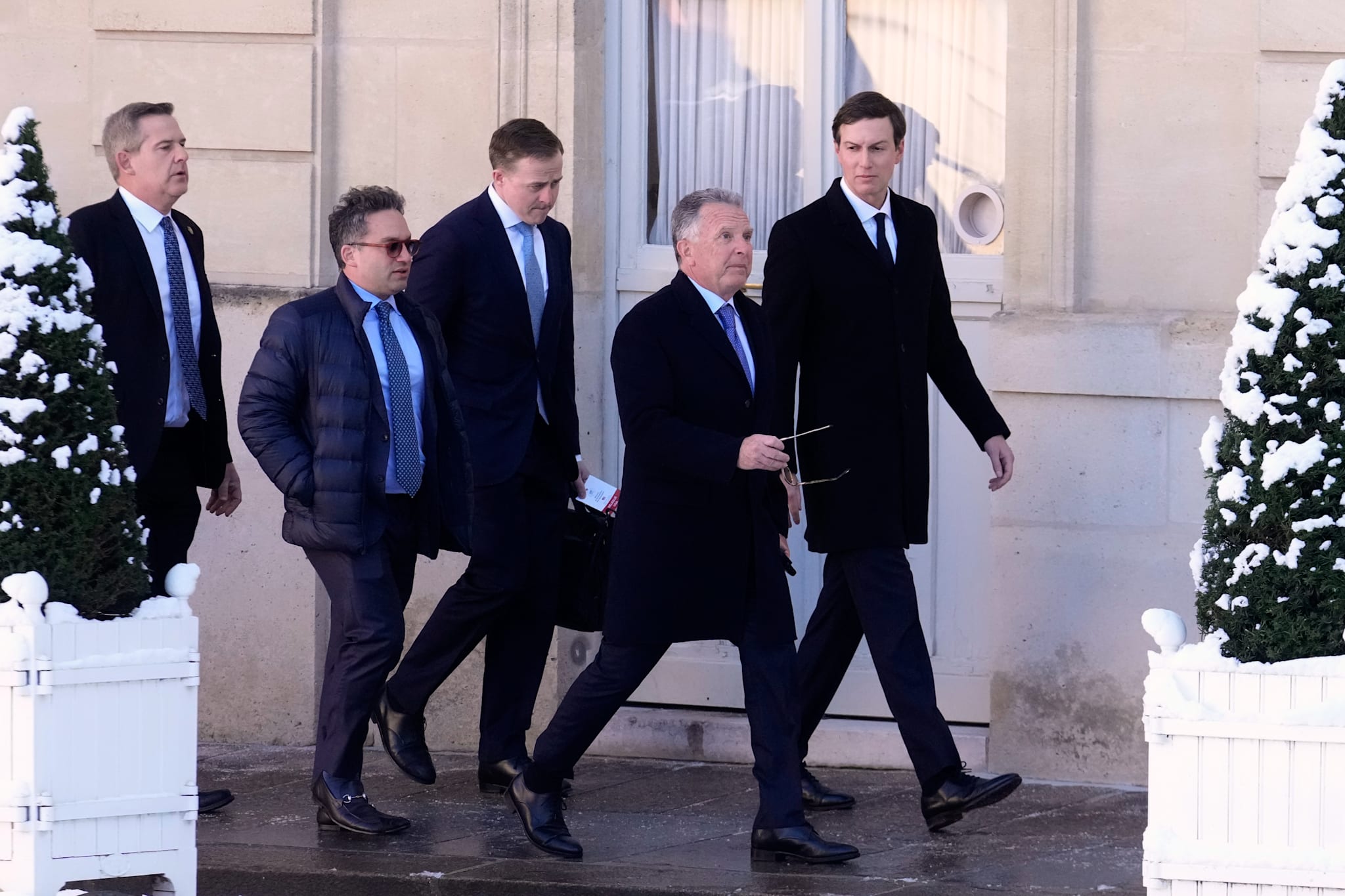 Trumps utsendinger Steve Witkoff og Jared Kushner på vei til samtalene i Paris i dag. Utenriksminister Marco Rubio meldte avbud på bakgrunn av USAs angrep på Venezuela, noe som vekker bekymring blant europeerne.