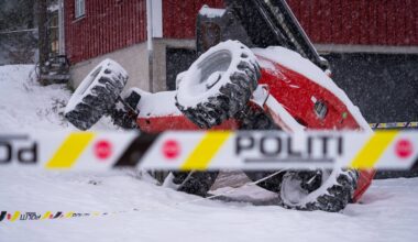 Lift som står på skakke etter at den skled i en bakke. En mann falt da ut av liften.