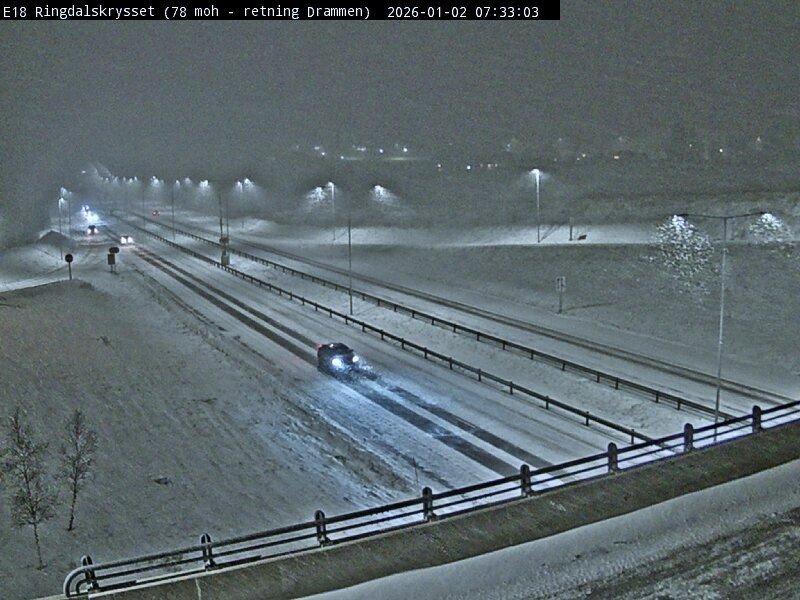 Trafikk, Glatte veier | Snurret på E18-bru: Bil havnet i autovernet