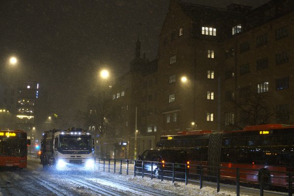 SNØ: Vinterlige gater i Schweigaards gate i Oslo fredag morgen.