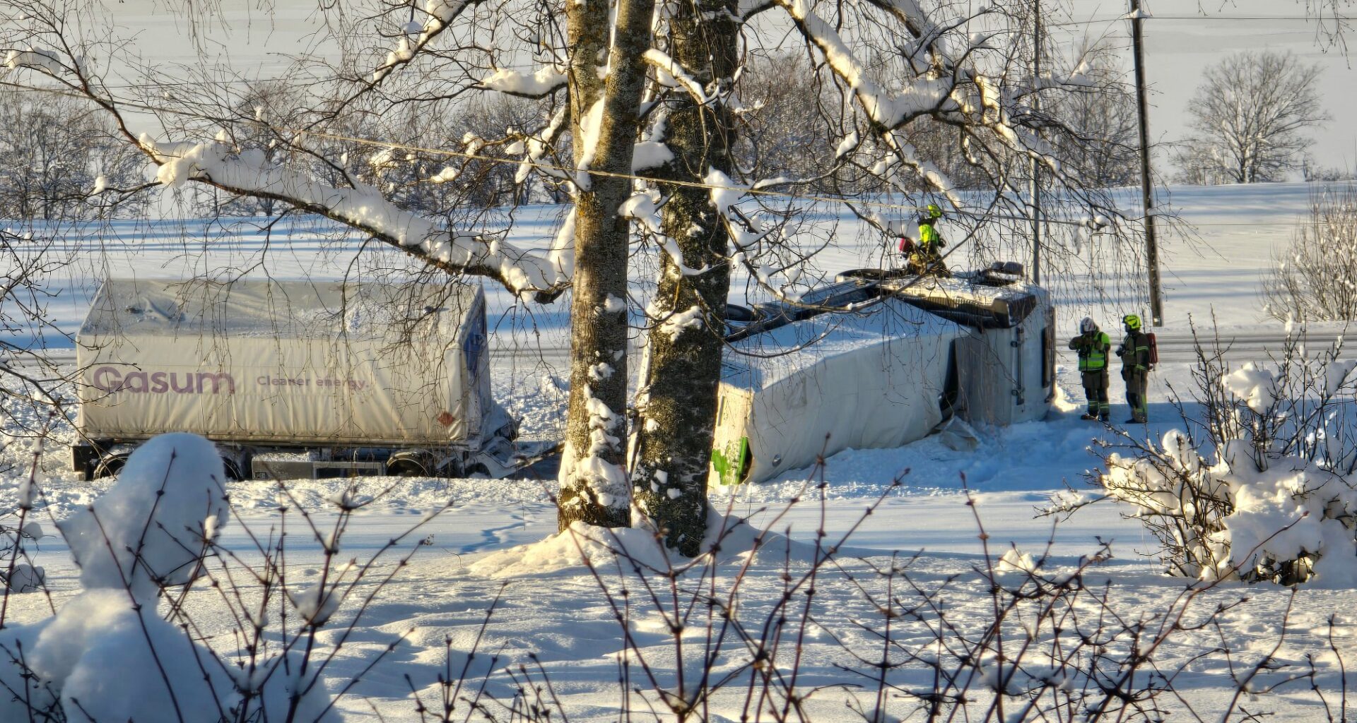 Trafikk, Gass | Oppretter sikkerhetssone etter ulykke – frykter gasslekkasje - Oppland Arbeiderblad