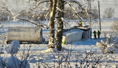 Trafikk, Gass | Oppretter sikkerhetssone etter ulykke – frykter gasslekkasje - Oppland Arbeiderblad