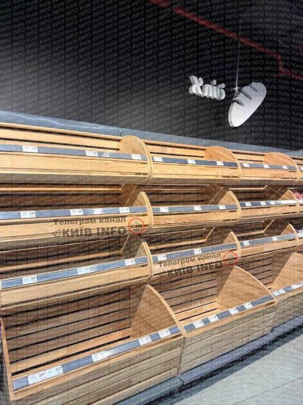 TOMME HYLLER: Stanislav Storozjenko i Kyiv forteller at han nå i januar for første gang har opplevd å komme til tomme brødhyller i butikken i Kyiv.