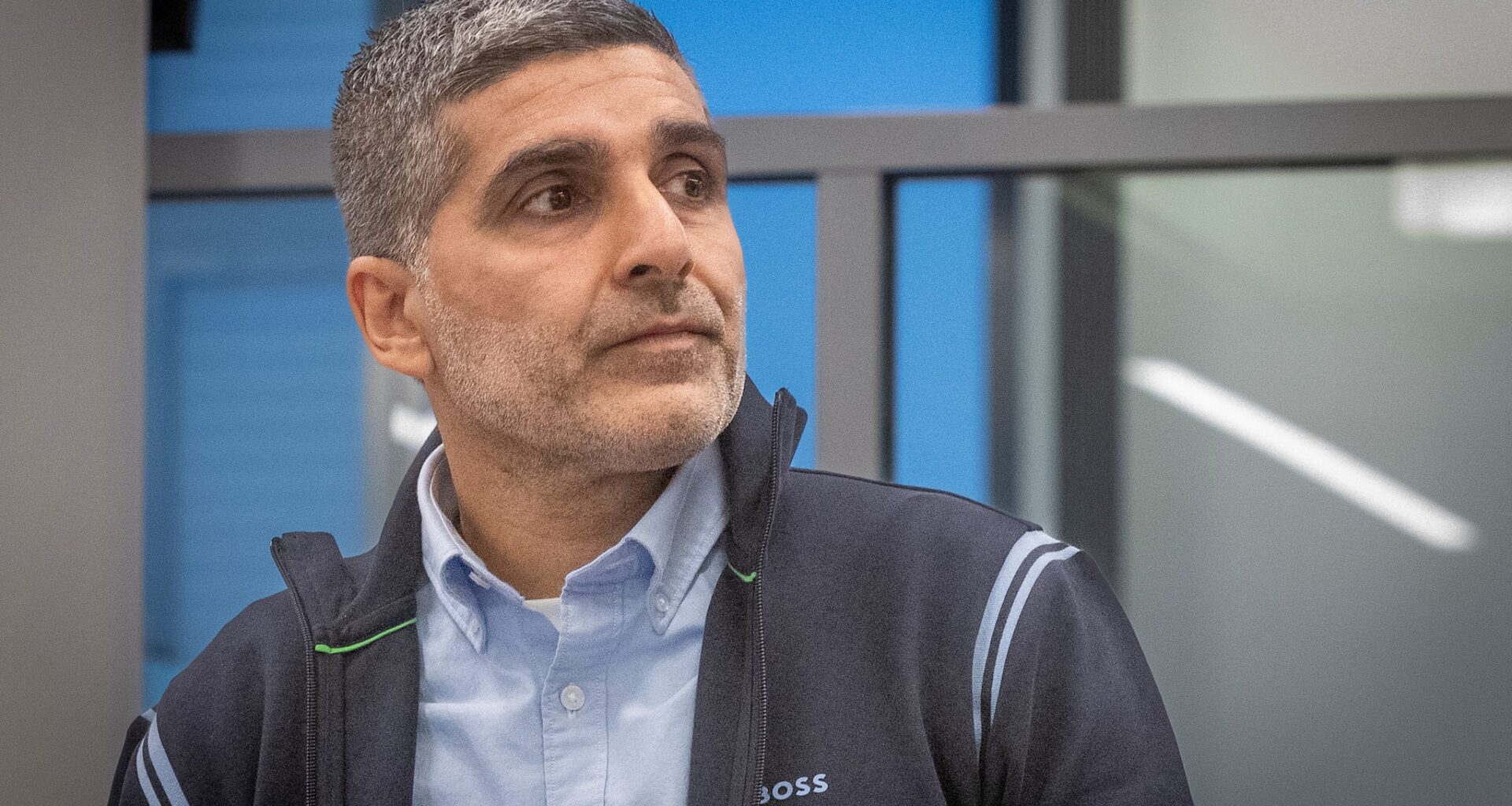 Arfan Bhatti overrasket mange med sin stilendring da han møtte opp på rettssakens første dag i september i fjor.