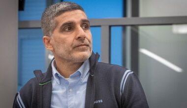 Arfan Bhatti overrasket mange med sin stilendring da han møtte opp på rettssakens første dag i september i fjor.