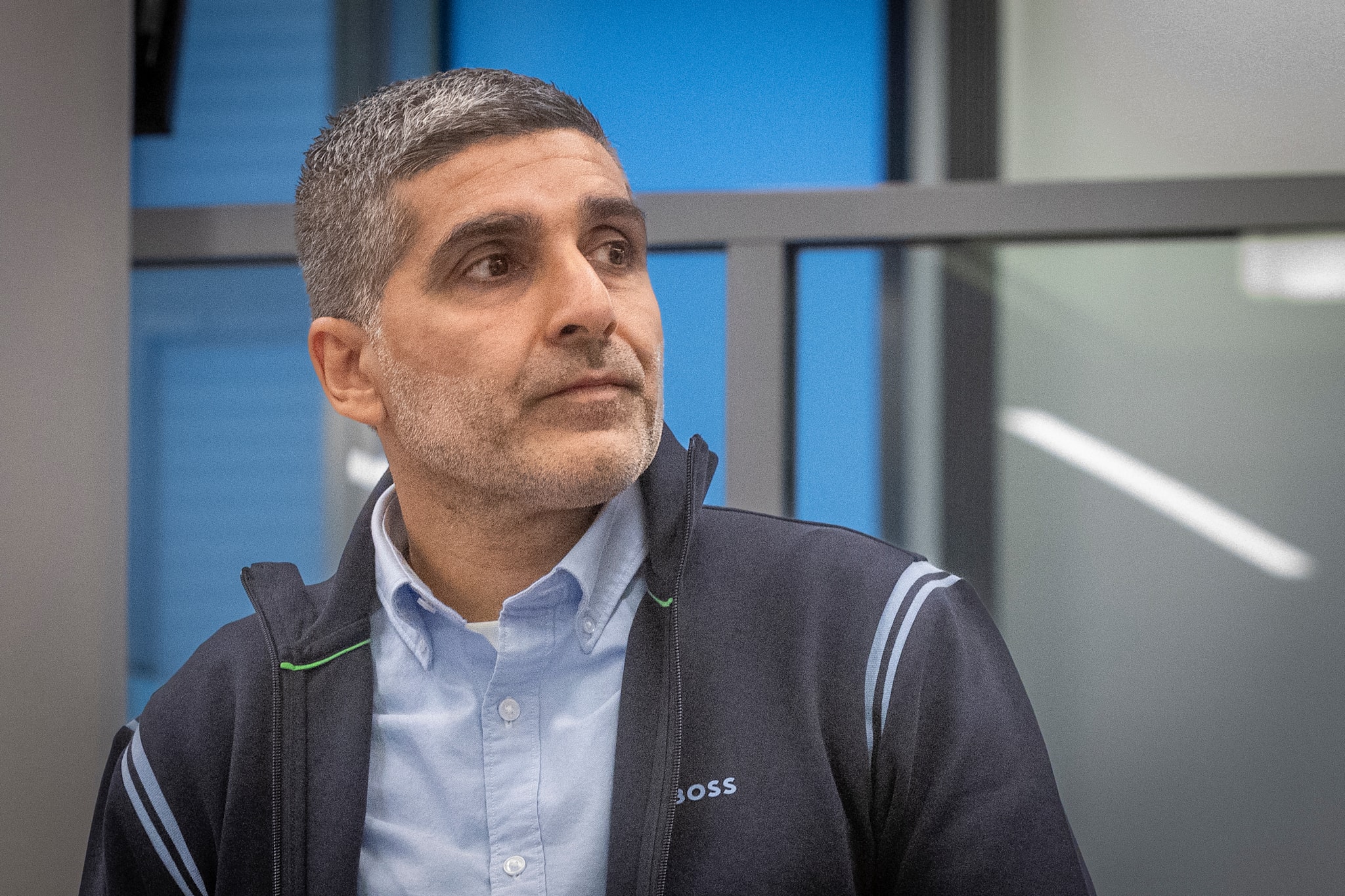 Arfan Bhatti overrasket mange med sin stilendring da han møtte opp på rettssakens første dag i september i fjor. 