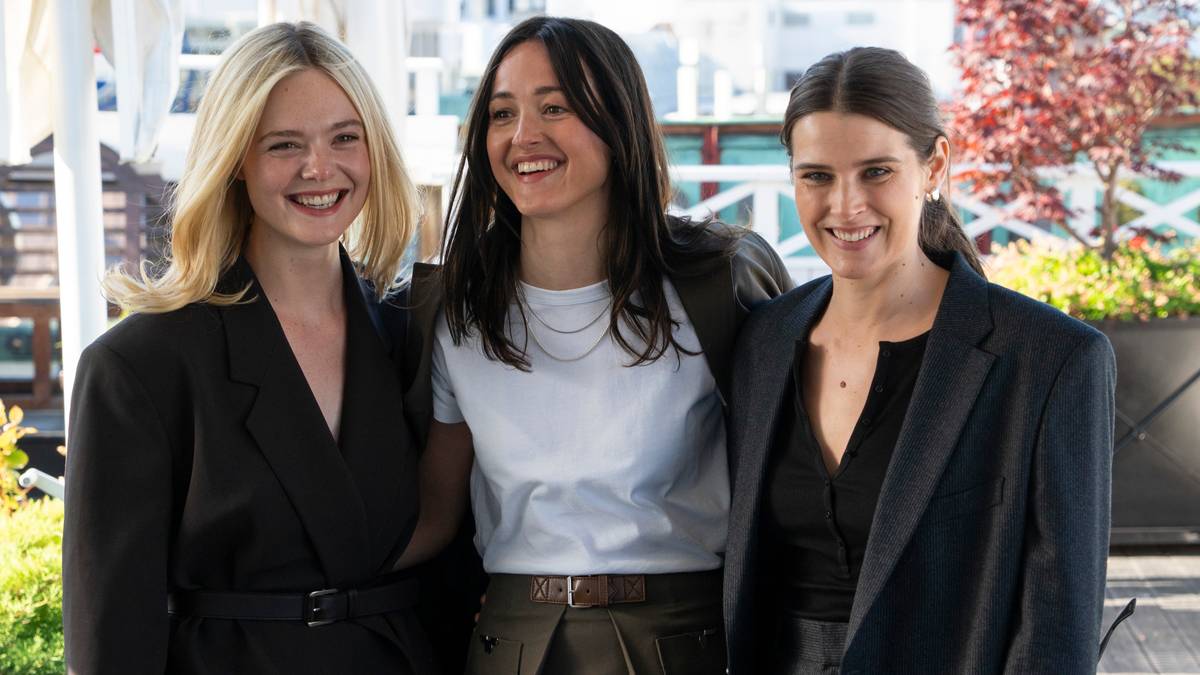 en gruppe kvinner som smiler