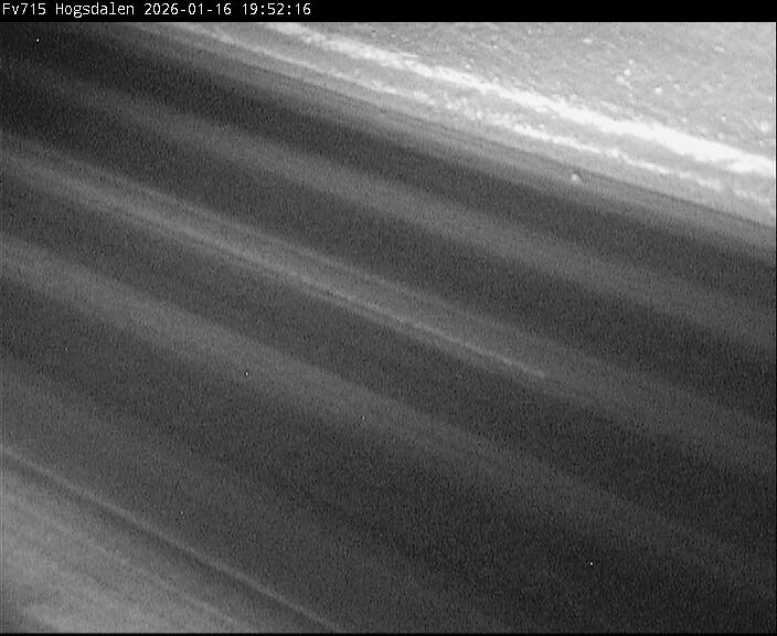 Slik er kjøreforholdene i Leksvik-området akkurat nå. Fylkesvei 715 Hogsdalen. Retning Rissa. Webkamera: Statens vegvesen