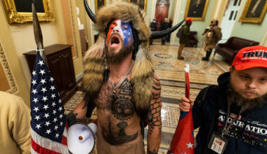 QAnon-sjamanen Jacob Angeli-Chansley vil stille som guvernør