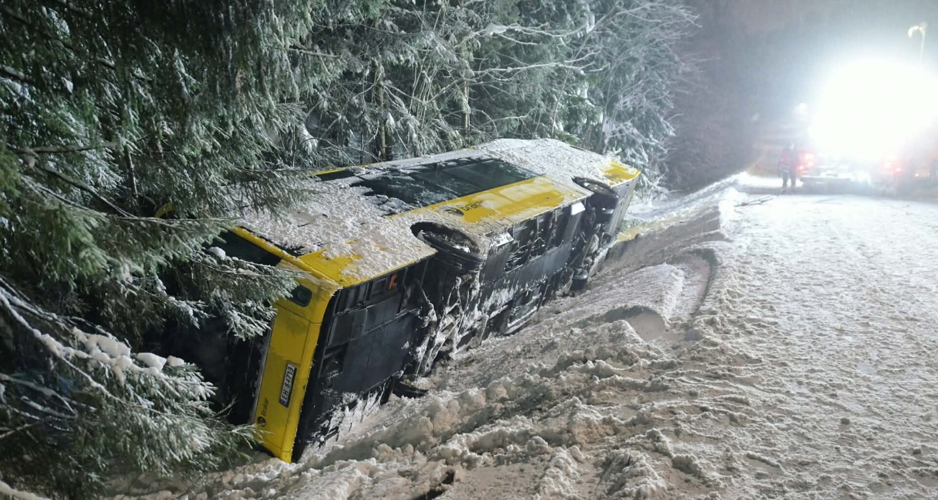 Buss veltet - passasjerer evakuerte gjennom bakruta