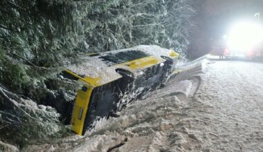 Buss veltet - passasjerer evakuerte gjennom bakruta