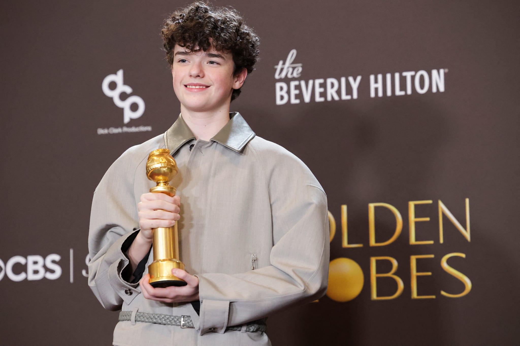 Owen Cooper poserer med Golden Globe-prisen for beste mannlige birolle på TV for «Adolescence» under prisutdelingen i Beverly Hills.