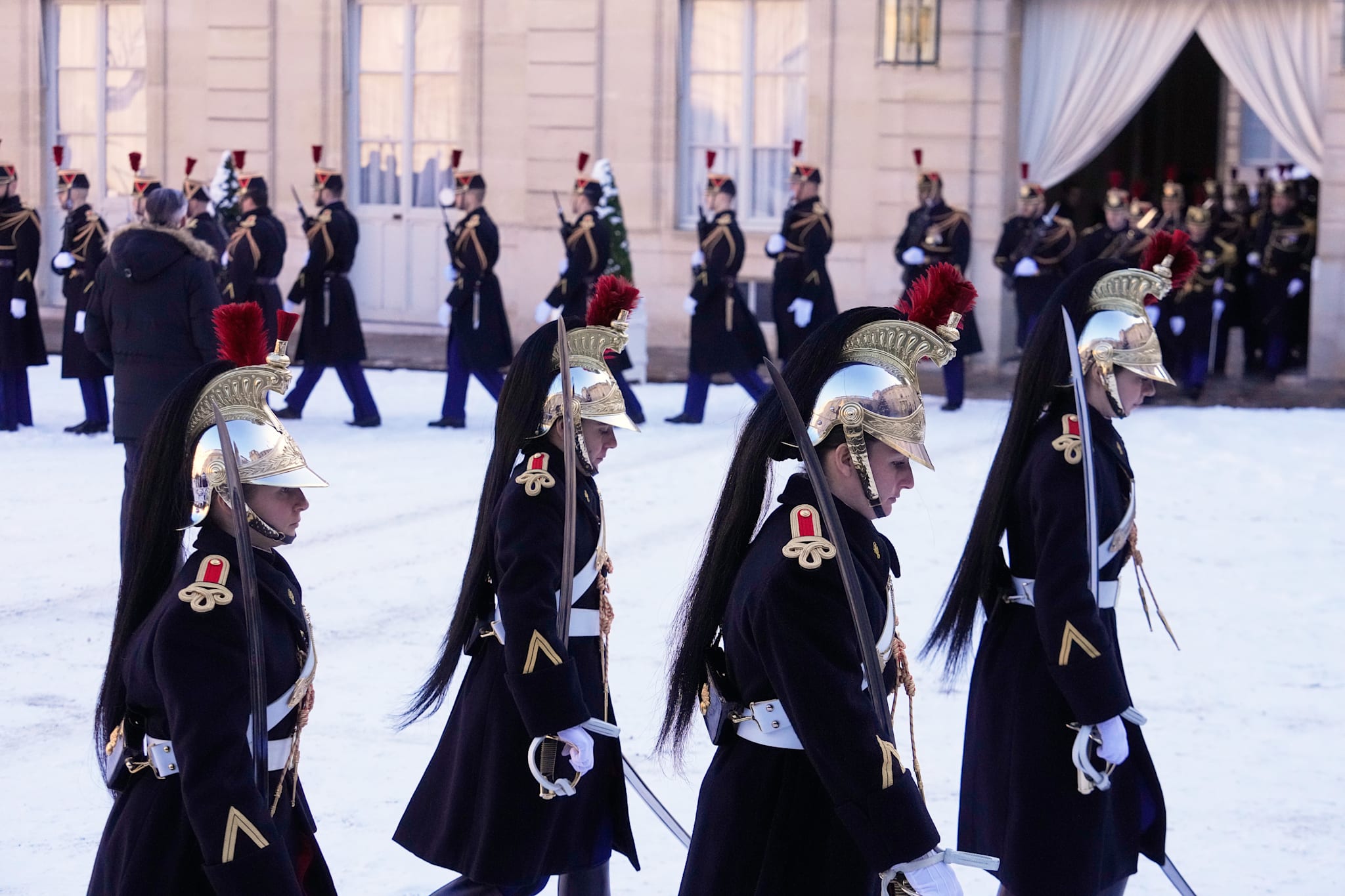 Soldater fra den franske republikkgarden ved Elyséepalasset i Paris i forindelse med dagens toppmøte om krigen i Ukraina.