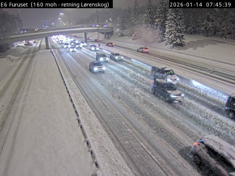 Snøvær gir utfordrende kjøreforhold onsdag morgen. Her ved E6 ved Furuset retning Lørenskog.