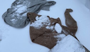 Slik frisker du opp klær og tepper i snøen