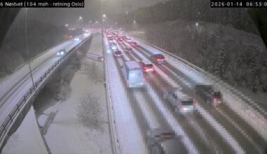 Snøvær gir utfordrende kjøreforhold onsdag morgen. Her på E6 ved Nøstvet i retning Oslo.