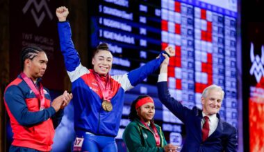 Jonas Gahr Støre et al. iført medaljer og poserer for kamera