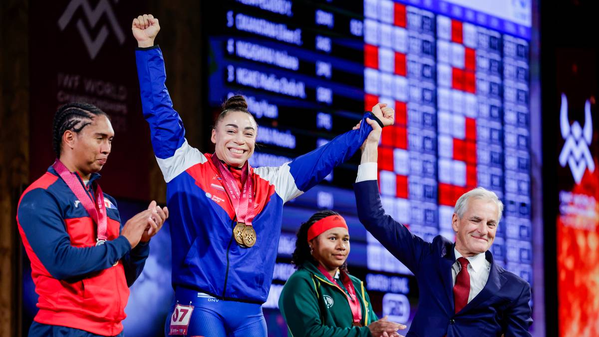 Jonas Gahr Støre et al. iført medaljer og poserer for kamera