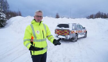 Seksjonsleder Trond Haugstad i Vestfold fylkeskommune står foran en stor snøhaug på Tolvsrød i Tønsberg.