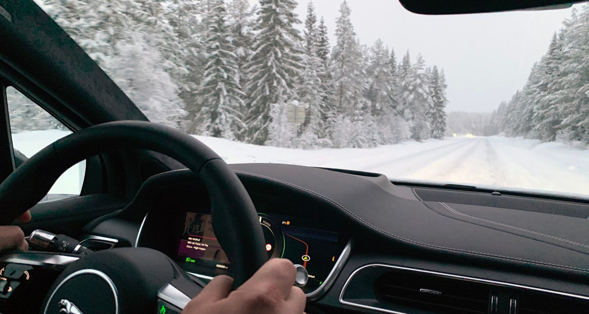 Vær, Trafikk | Væromslag gir glatte veier: – Brems enda hardere når det rister