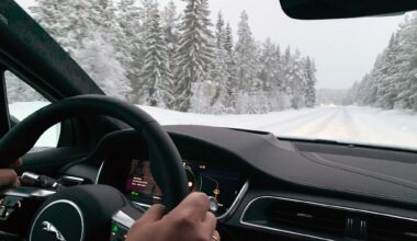 Vær, Trafikk | Væromslag gir glatte veier: – Brems enda hardere når det rister