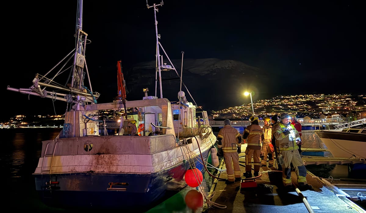 Rykker ut til røykutvikling i båt