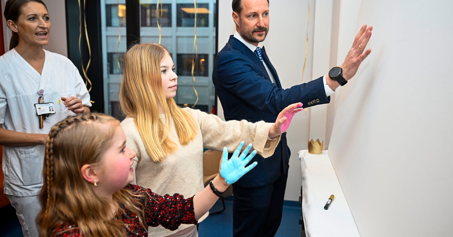 Kronprinsen satte sitt håndtrykk på barne- og ungdomsmottaket. Her sammen med Johanna Stabel Haugland (10) og Sara Waland-Abelsen (13)