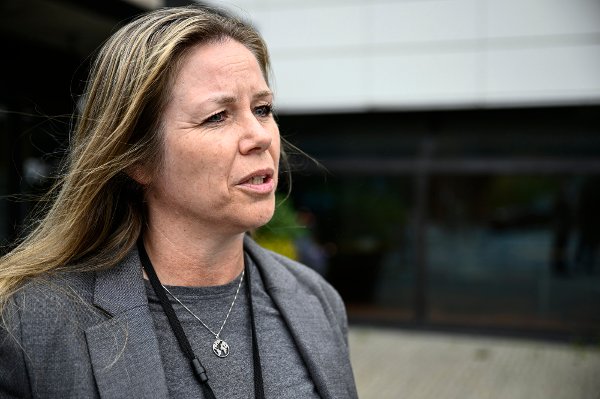 Lene Sælen Rivenes i Statens vegvesen. Forklarte seg for politikerne: – Det er veldig alvorlig Representanter fra Statens vegvesen og Sotra Link AS forklarte seg overfor politikerne i Øygarden kommune.