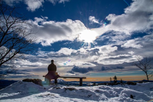 Det går mot en ny hvit og fin helg på Fløyen.  Snøen er her! Og den blir værende en god stund.  10–20 centimeter hvite fnugg er ventet det nærmeste døgnet. 